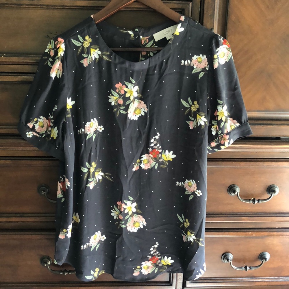 Loft Gray Floral Poly Top Buttons Up Back Medium